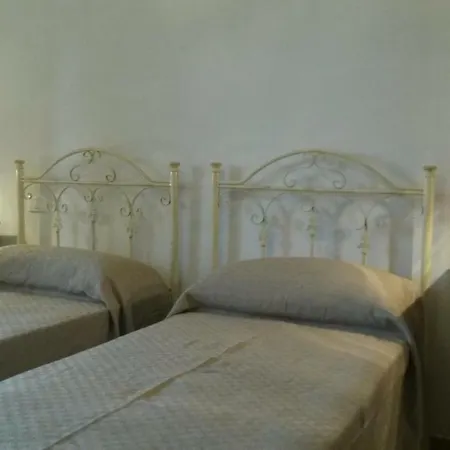 Alojamento de Acomodação e Pequeno-almoço Le Due Cisterne Di Vizzino Gianna Vernole